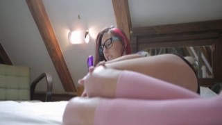 Lustful lesbians make each other orgasm using their pink sex toy